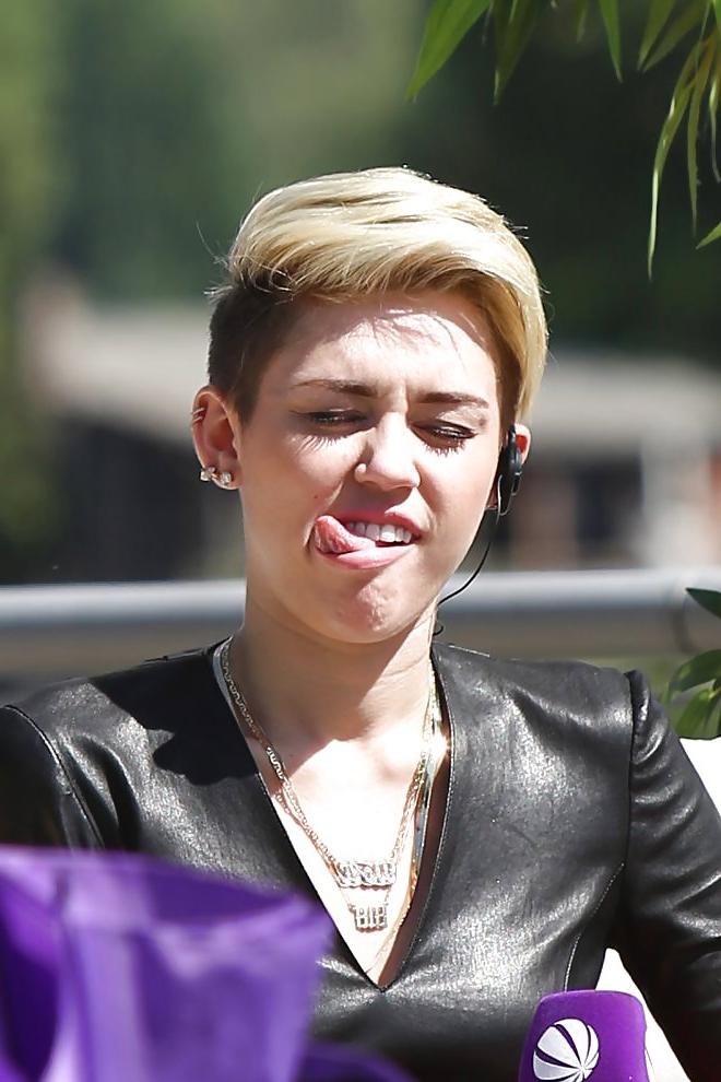 25P Miley Cyrus - Talentless Fuck Toy