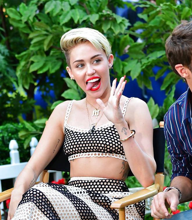 25P Miley Cyrus - Talentless Fuck Toy