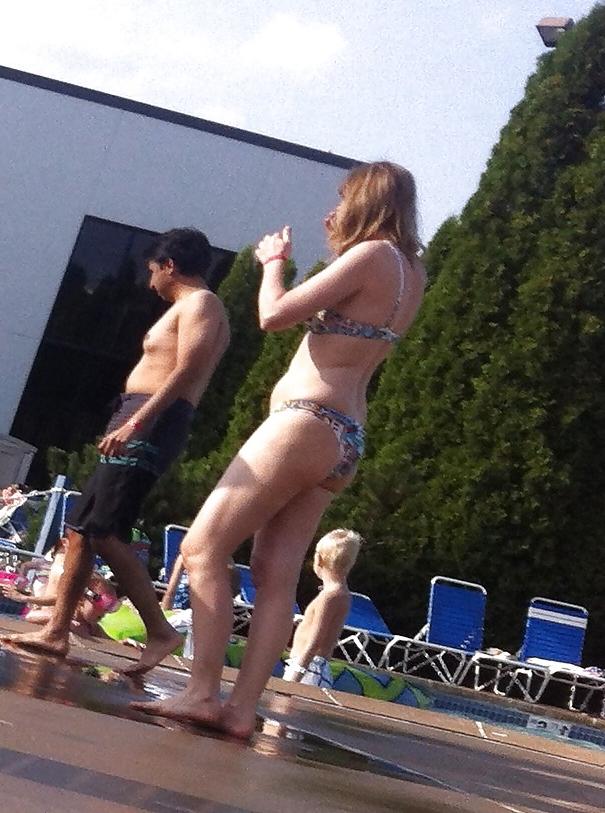7P Milf with GREAT ass at the pool! 