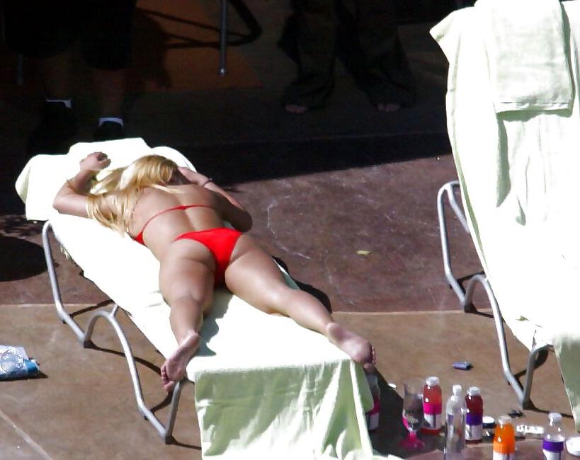 8P BRITNEY SPEARS ASS N FEET TO JERKOFF AND CUM OVER