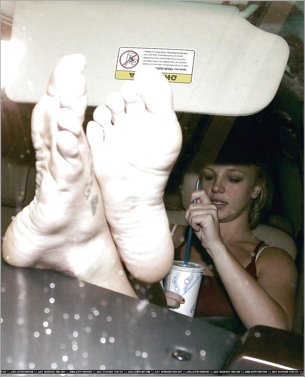 8P BRITNEY SPEARS ASS N FEET TO JERKOFF AND CUM OVER