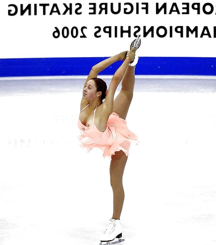 25P Sport girls, flexible, upskirts and ooops 2