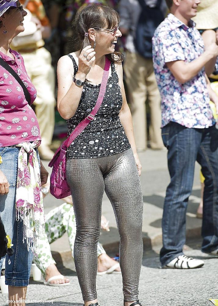 24P Fotze frisst Hose - cameltoe