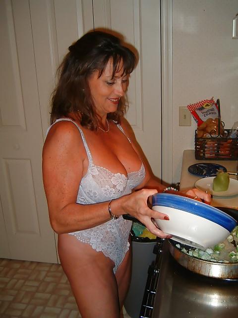 11P Housewife sexy