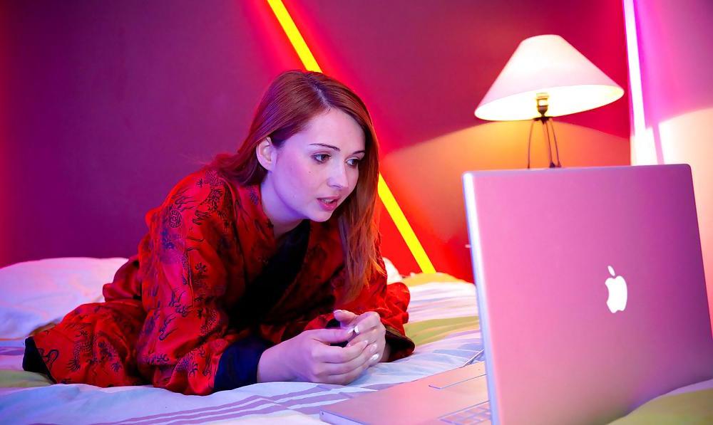 25P Angell Summers plays on cam