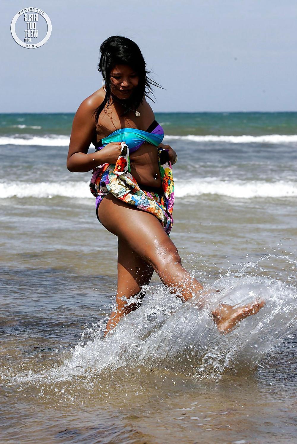 15P Exotic Australian girl nude at the beach