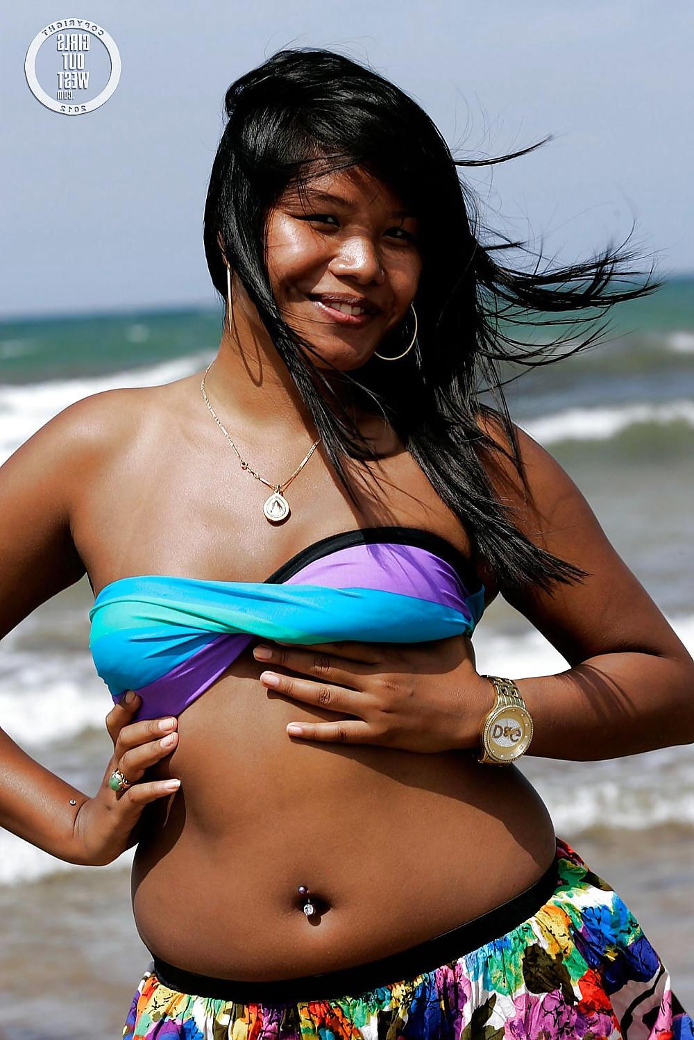 15P Exotic Australian girl nude at the beach