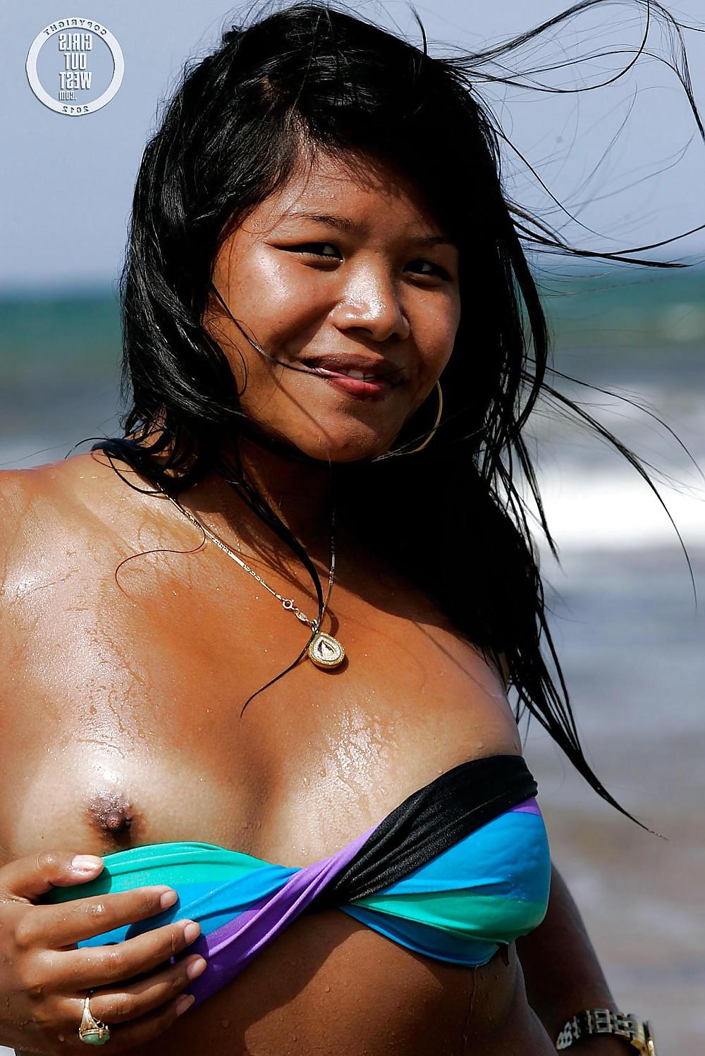 15P Exotic Australian girl nude at the beach