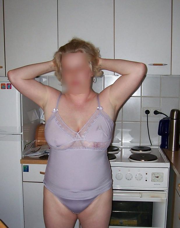 6P Housewife sexy in the kitchen