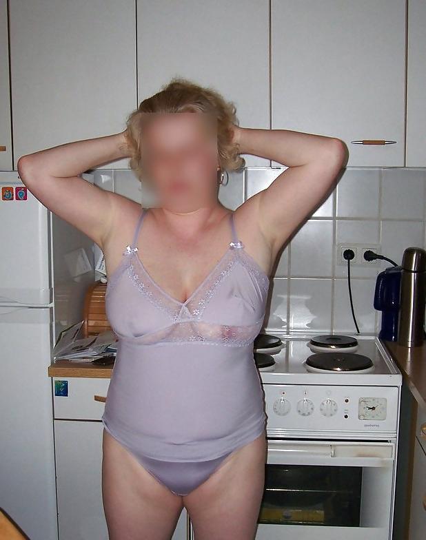 6P Housewife sexy in the kitchen