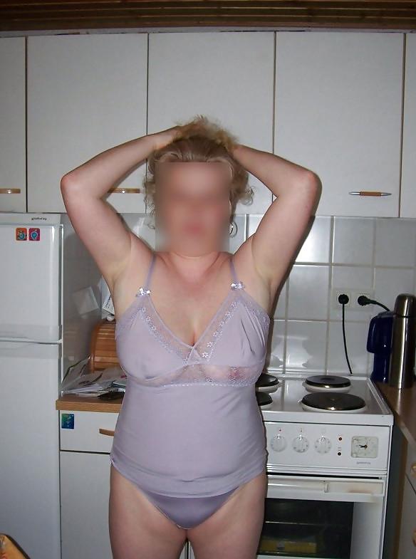 6P Housewife sexy in the kitchen