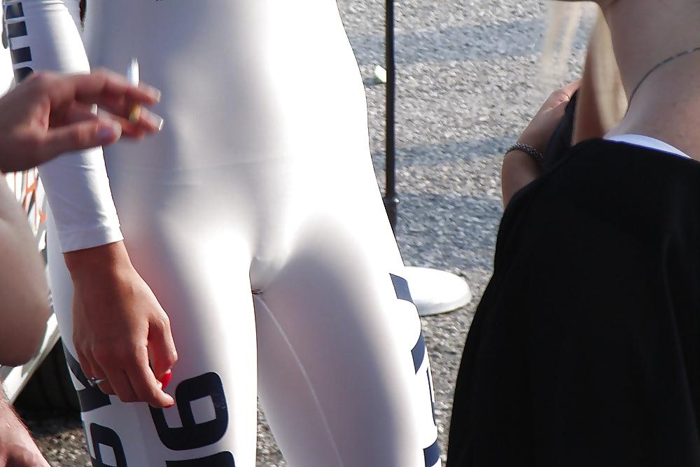 25P Fotze frisst Hose - cameltoe