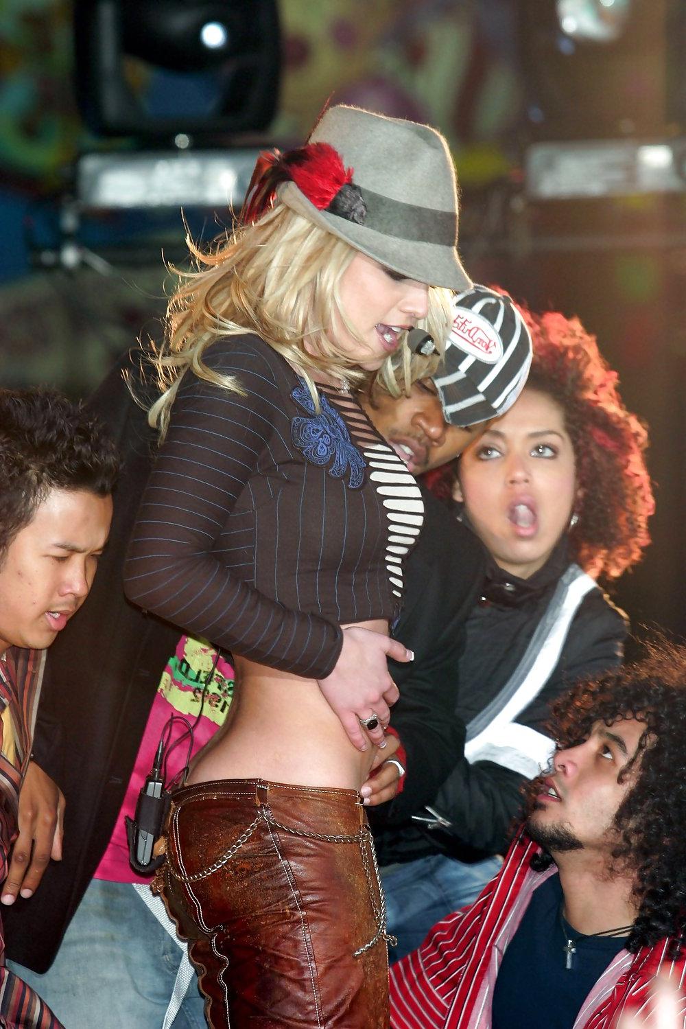15P Britney Spears M TV Show New York 2003