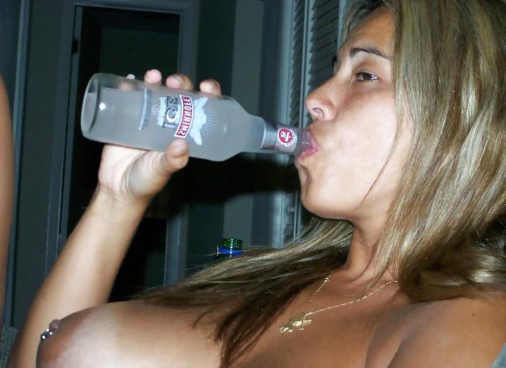 25P Housewife posing for the husband
