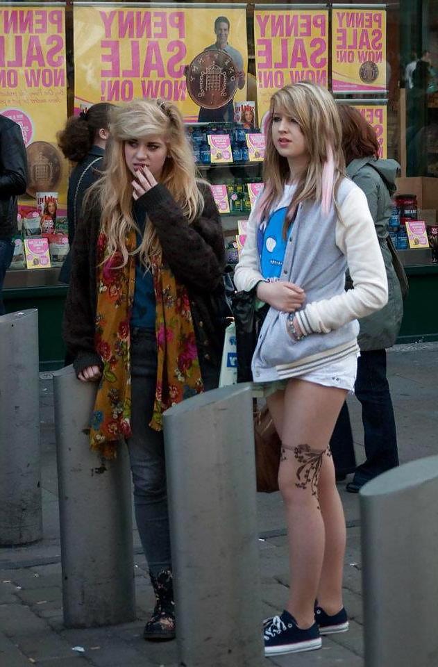 16P Pantyhose on Street