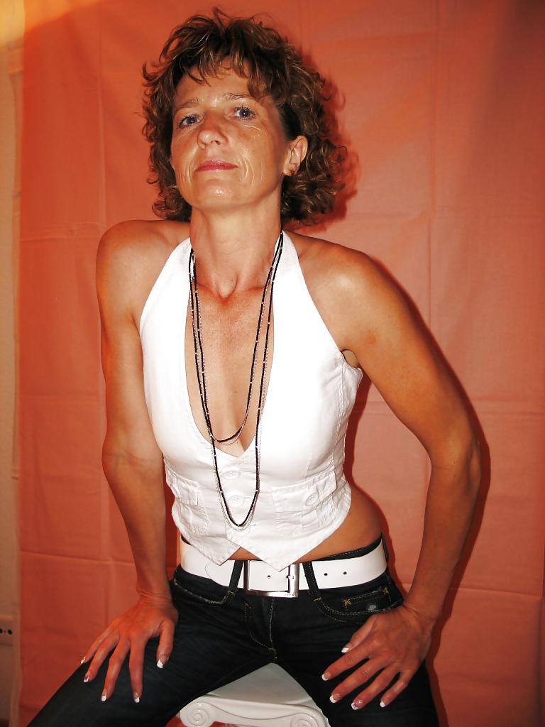 12P Housewife milfs