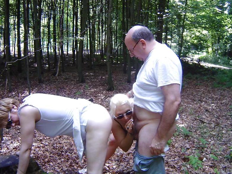 25P Older couple