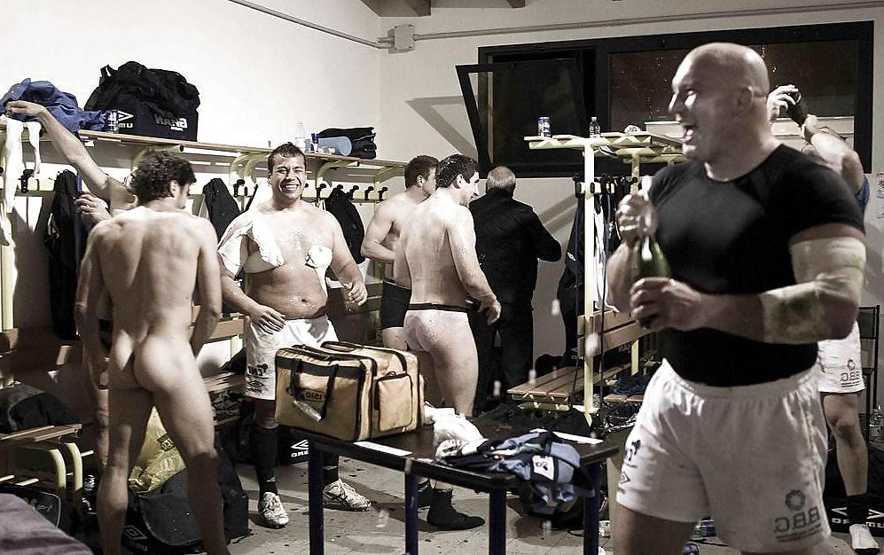 5P Men and Sports - amateurs men naked in the locker room