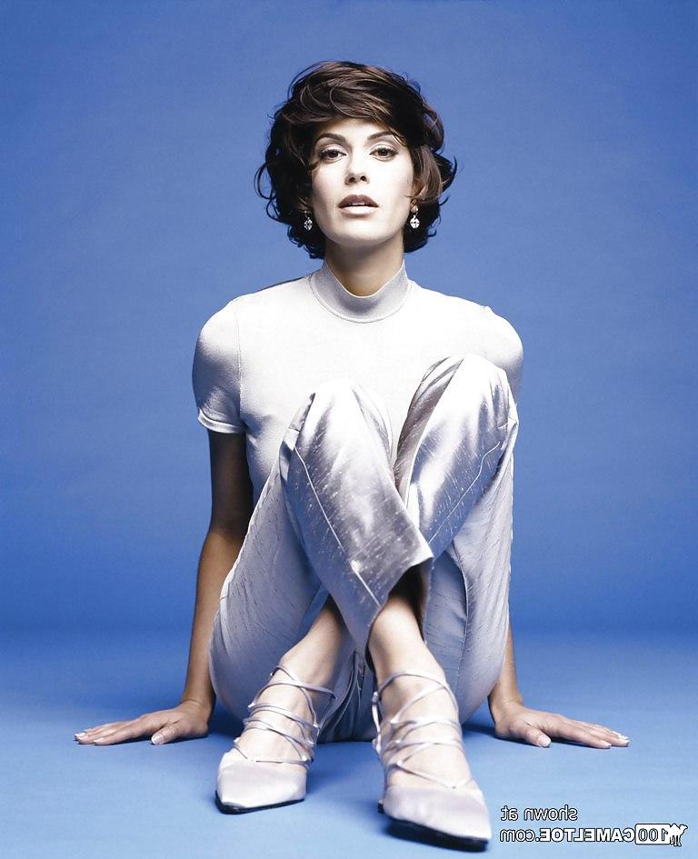 21P 31.12.2013 Sitting Celebrity Cameltoes x21