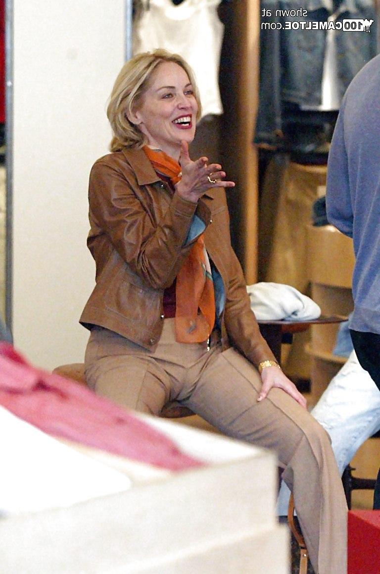 21P 31.12.2013 Sitting Celebrity Cameltoes x21