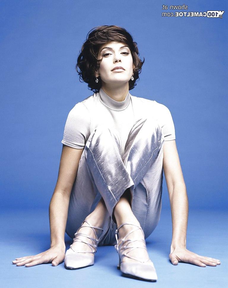 21P 31.12.2013 Sitting Celebrity Cameltoes x21