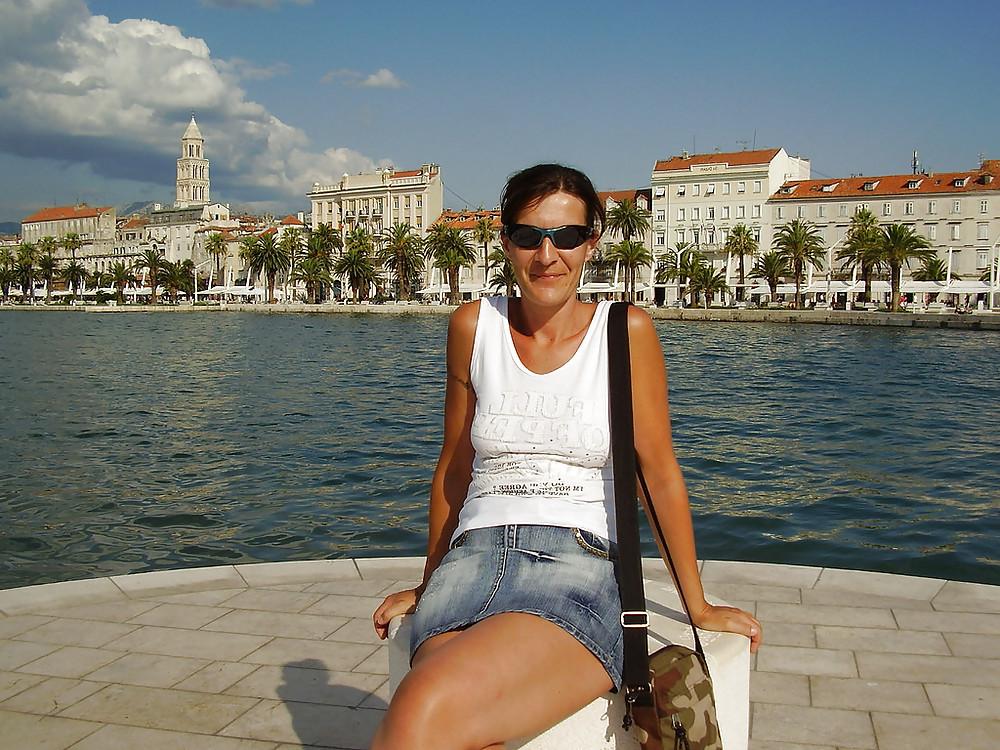 25P SHOW YOUR WIFE - NATALIE