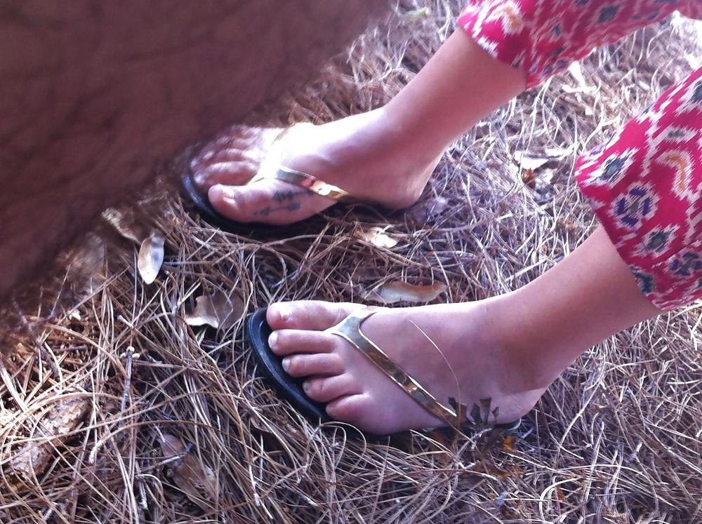 25P Candid sluts feet and shoes