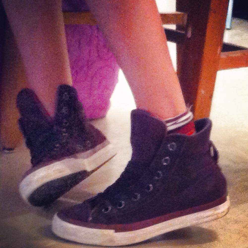 25P Candid sluts feet and shoes