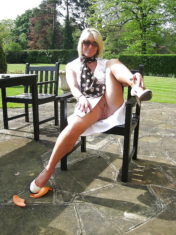25P Up Skirt At The Park 1