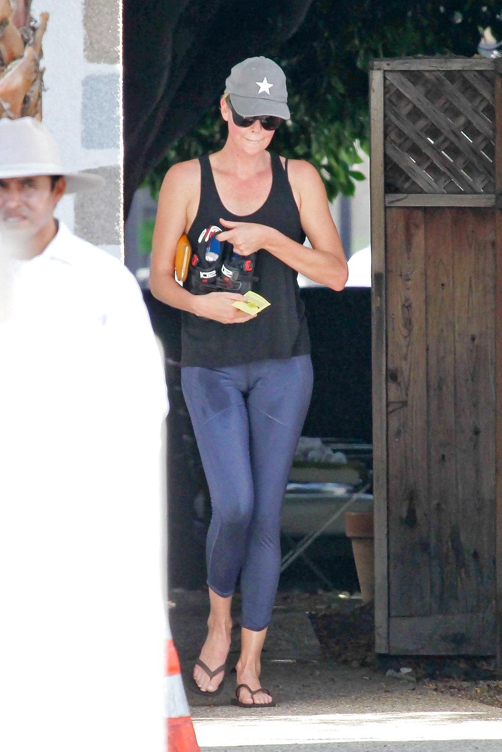 25P Charlize Theron - Pussy Crack