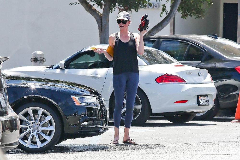 25P Charlize Theron - Pussy Crack