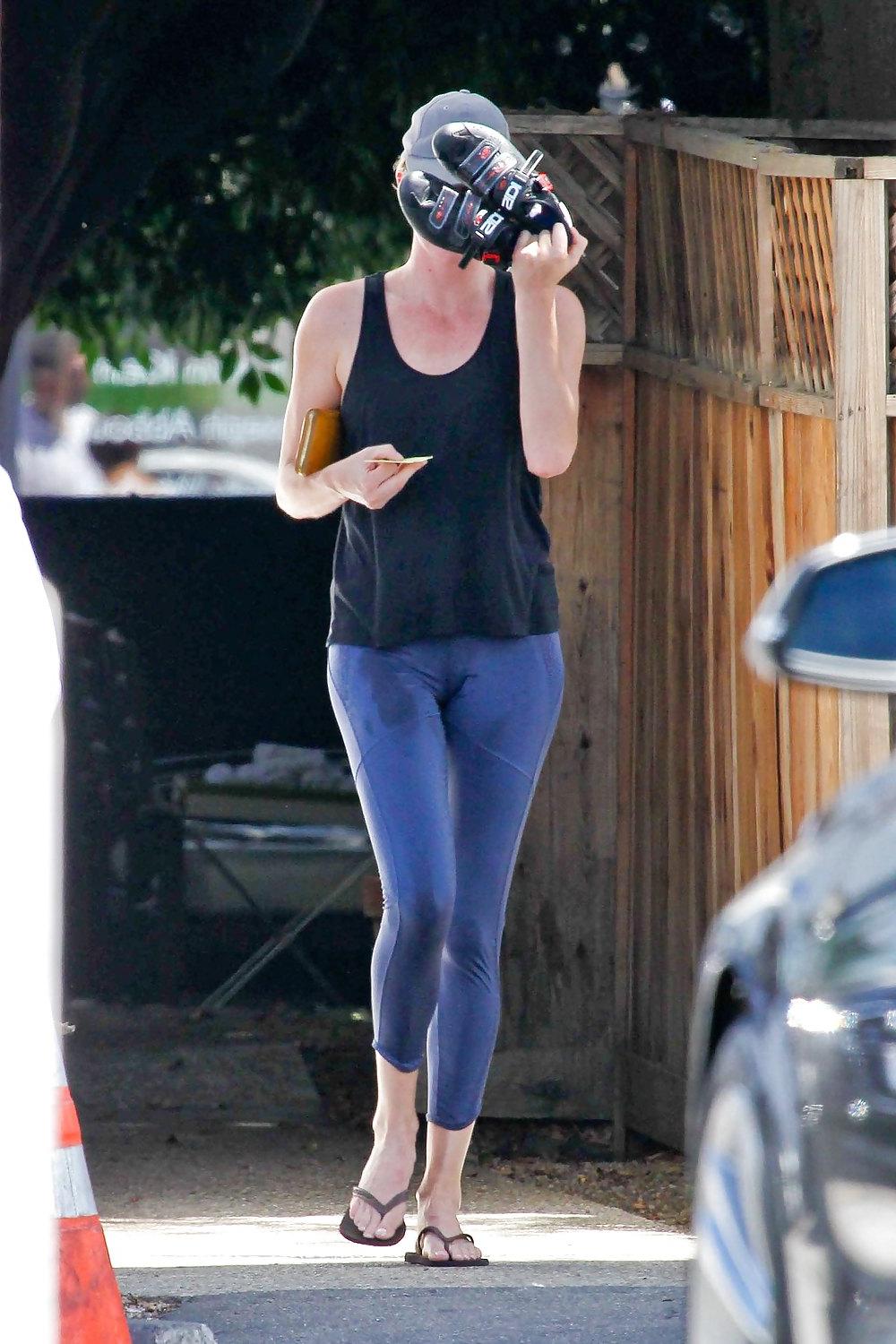25P Charlize Theron - Pussy Crack