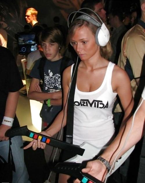 25P Girls playing game i love them watching