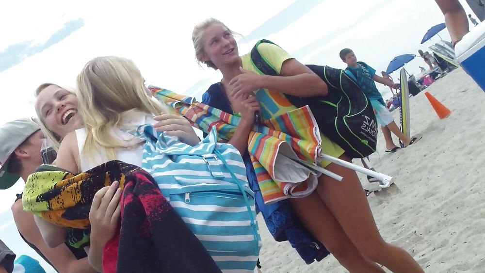 25P Teen ass & butts bikini beach