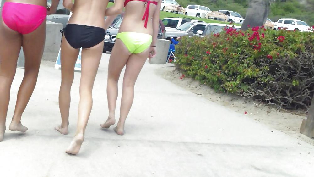 25P Teen ass & butts bikini beach