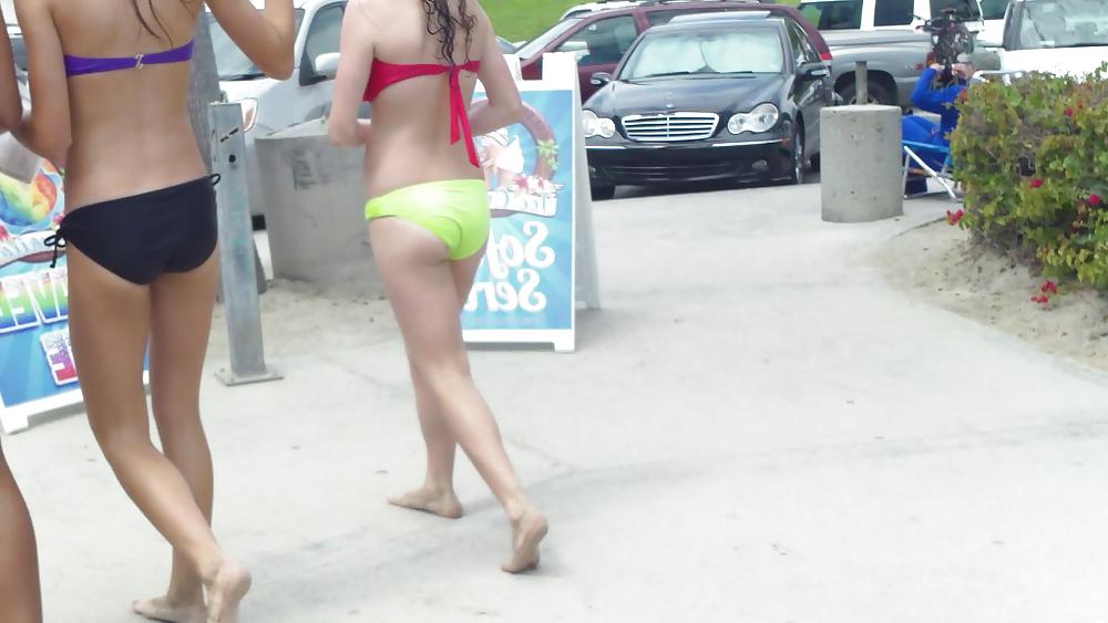 25P Teen ass & butts bikini beach