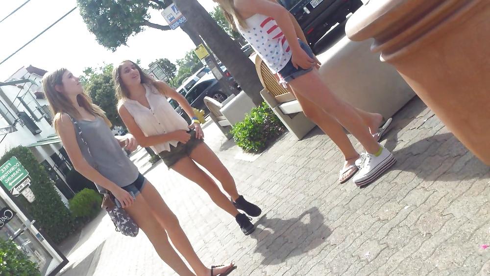 25P Teen ass & butts bikini beach