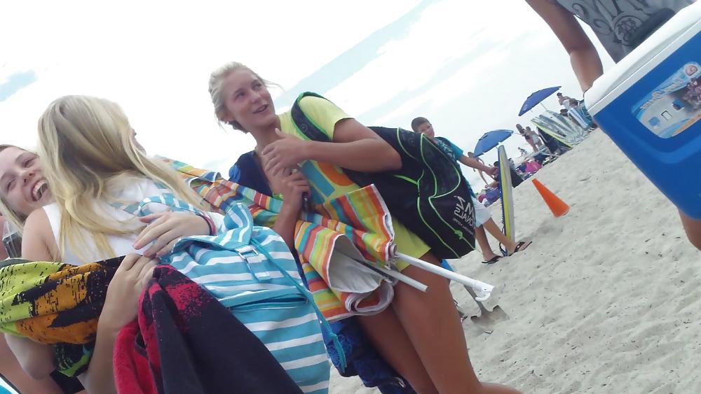 25P Teen ass & butts bikini beach