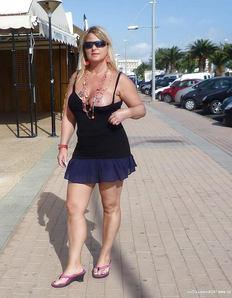 25P Slut needs to show her tits