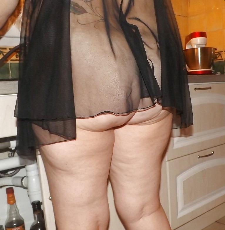 4P Housewife  sexy in the kitchen