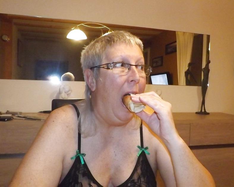4P Housewife  sexy in the kitchen