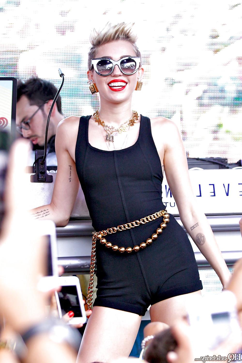 16P Celebrity Cameltoe's 4