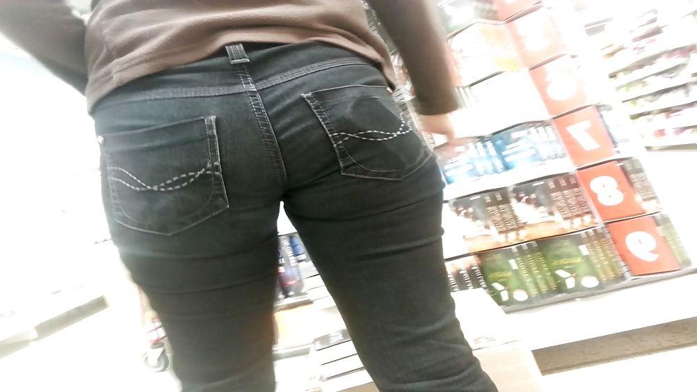 25P Hot asses at shopping moms teens