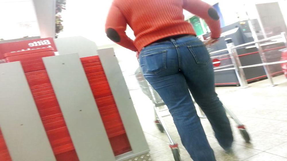 25P Hot asses at shopping moms teens