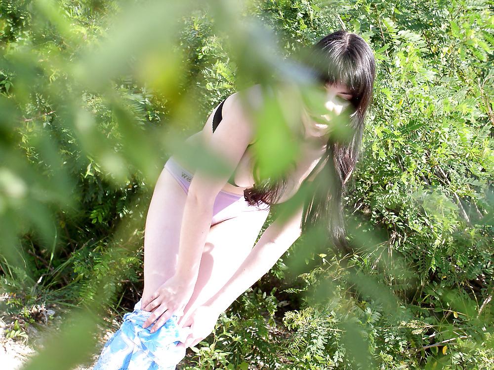 25P Masturbating in the bushes