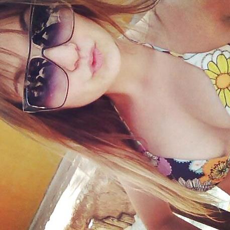23P Cute blonde wanna your cum over her!