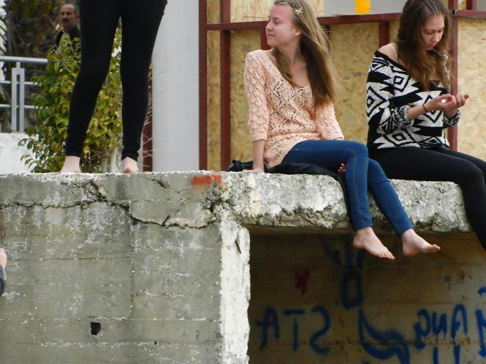 25P Alanya Tourist Girls candid feet and soles