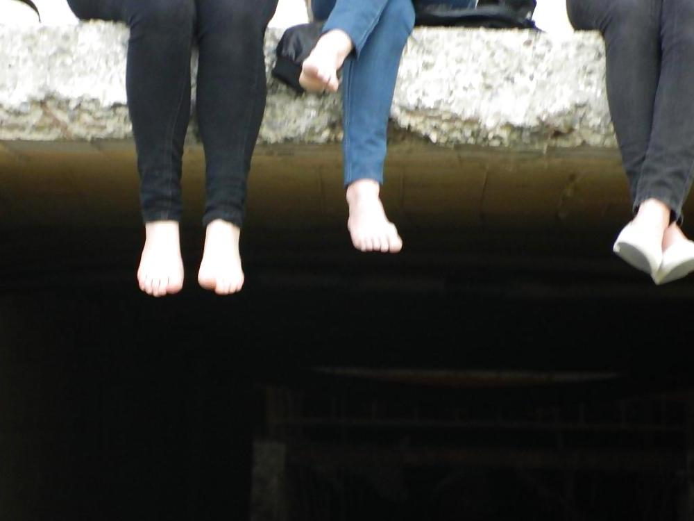 25P Alanya Tourist Girls candid feet and soles