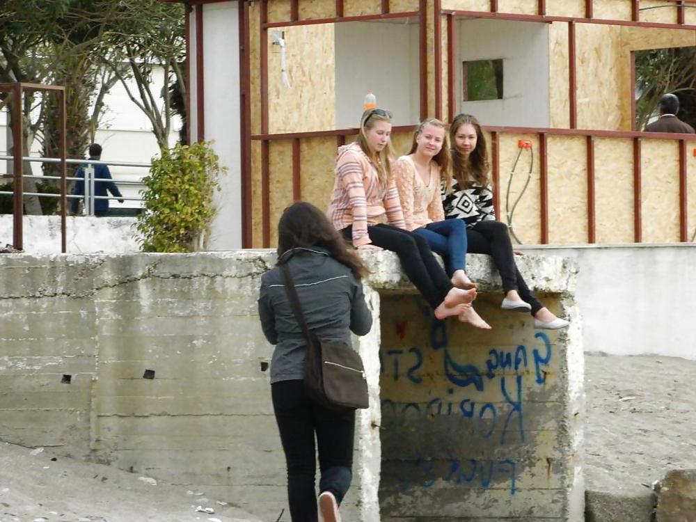 25P Alanya Tourist Girls candid feet and soles