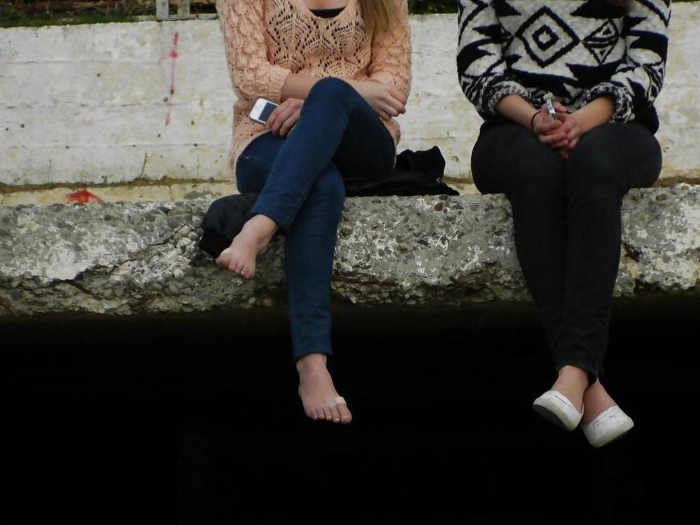 25P Alanya Tourist Girls candid feet and soles